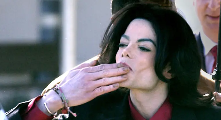 Der-Saenger-bedankt-sich-fuer-die-Unterstuetzung-seiner-Fans-Der-Prozess-bedeutet-einen-tiefen-Einschnitt-in-sein-Leben-Er-verlaesst-Neverland-das-er-nach-den-Polizeidurchsuchungen-nicht-mehr-als-sein-Heim-ansehen-kann