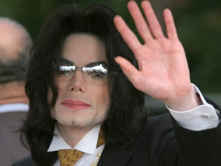 Jacko-wendet-den-Prozess-ab-indem-er-dem-Jungen-10-Mio-Dollar-zahlt-Ohne-den-Strafantrag-des-Opfers-kann-1993-nach-kalifornischem-Recht-keine-Anklage-erhoben-werde-Jackson-bricht-seine-Dangerous-Tour-ab-und-verliert-Pepsi-als-Sponsor