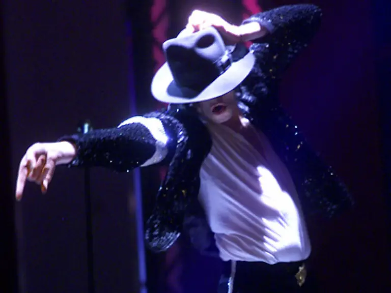 Bei-jedem-Auftritt-ein-Muss-Schwarzer-Hut-schwarze-Hose-schwarzes-Jacket-und-weisses-Hemd