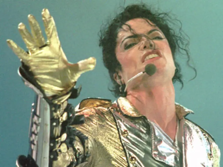 1984-wird-Jackson-fuer-zwoelf-Grammys-nominiert-von-denen-er-acht-fuer-sein-Erfolgsalbum-Thriller-erhaelt-Doch-nicht-nur-musikalisch-hat-er-ein-gutes-Haendchen-auch-ansonsten-beweist-er-Geschaeftssinn