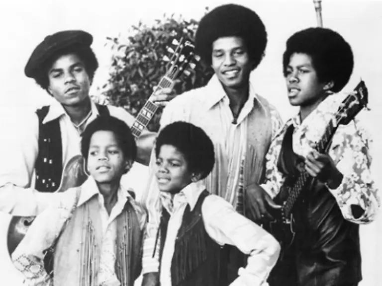 1965-gruendet-Joseph-Jackson-das-Oberhaupt-der-Familie-The-Jackson-Five-Michael-wird-Leadsaenger-obwohl-er-der-Juengste-der-Gruppe-ist-Er-ist-uebrigens-vorne-rechts-zu-sehen