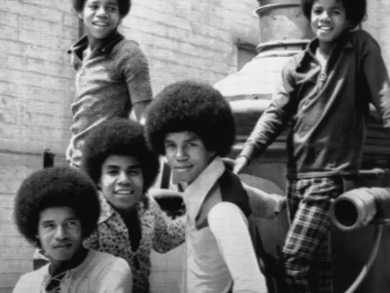 Die-anderen-Bandmitglieder-sind-seine-Brueder-Jackie-Tito-Jermaine-von-unten-links-nach-rechts-und-Marlon-oben-links