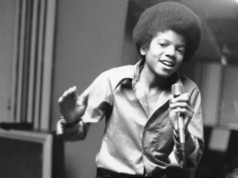Mit-13-Jahren-beginnt-Michael-seine-Solokarriere-mit-der-ersten-Single-Got-To-Be-There-Maria-Die-Jackson-Five-loesen-sich-jedoch-nie-offiziell-auf