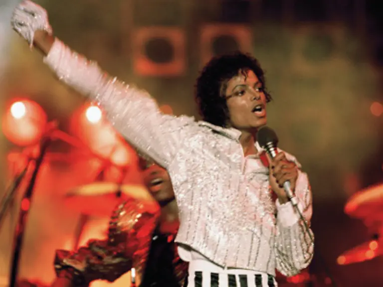 Fuer-Michael-beginnt-ein-sagenhafter-musikalischer-Aufstieg-Mit-dem-Album-Off-the-Wall-das-er-mit-Quincy-Jones-produziert-landet-er-seinen-ersten-Welterfolg