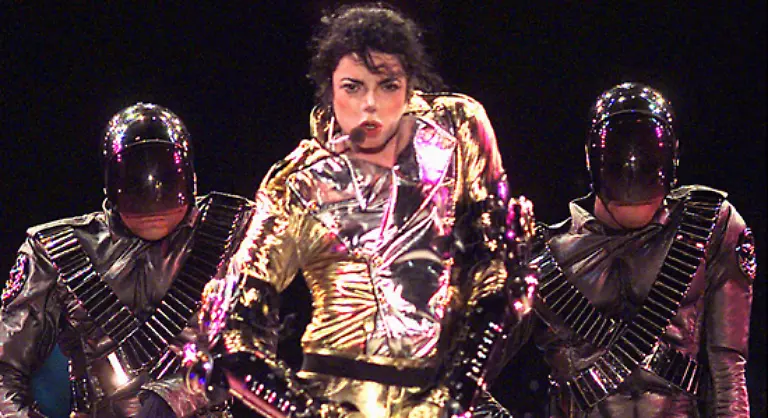 Sein-Stil-wandelt-sich-von-R-n-B-zu-Disco-seine-unverkennbar-hohe-Stimme-wird-wie-seine-exzentrische-Buehnenshow-zu-seinem-Markenzeichen