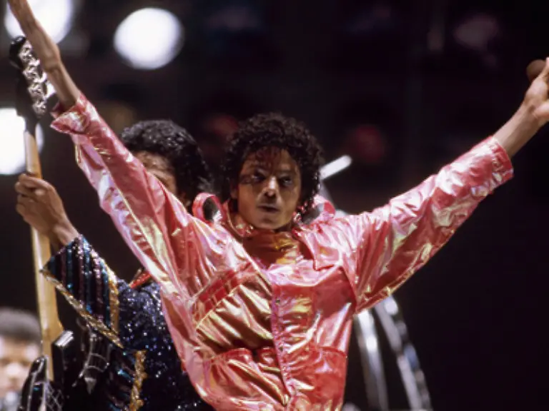 Die-nachfolgende-Platte-Thriller-verkauft-sich-ca-60-Millionen-Mal-und-wird-damit-zum-meistverkauften-Musikalbum-der-Welt-Hits-wie-Beat-It-und-Billie-Jean-tragen-zum-Erfolg-des-Albums-bei