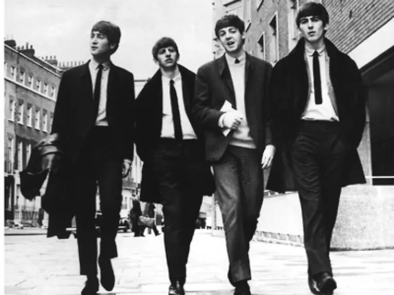 Jackson-kauft-1985-die-Rechte-an-allen-Beatles-Songs-Dies-bedeutet-das-Ende-der-Freundschaft-mit-Ex-Beatle-Paul-McCartney-mit-dem-er-zusammen-den-Song-The-Girl-Is-Mine-gesungen-hatte