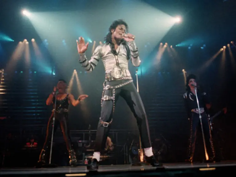 Zurueck-zu-Michael-Auch-seine-Alben-Bad-Dangerous-und-HIStory-sind-riesige-Erfolge-Seine-Touren-die-ihn-durch-die-ganze-Welt-fuehren-sind-meist-ausverkauft