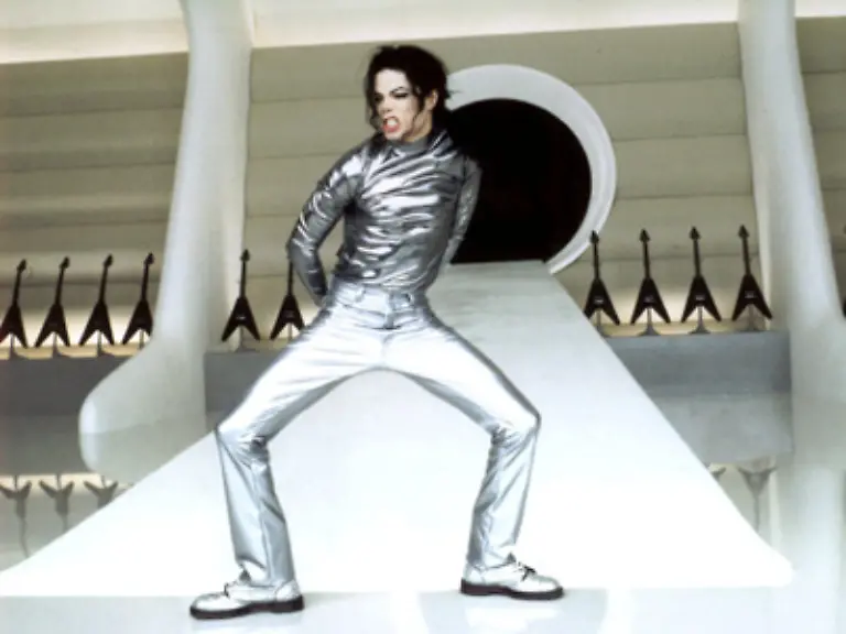 Und-noch-einen-Rekord-bricht-Jackson-Das-Video-zu-seinem-Song-Scream-den-er-zusammen-mit-seiner-Schwester-Janet-singt-laesst-er-sich-sieben-Millionen-Dollar-kosten-Der-Clip-ist-bis-heute-das-teuerste-Musikvideo-aller-Zeiten