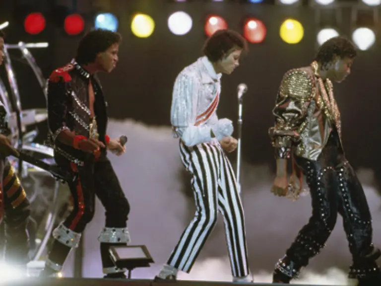 Dieser-Tanz-war-sein-Markenzeichen-Moonwalk-Man-imitiere-das-Vorwaertsgehen-bewege-sich-aber-rueckwarts