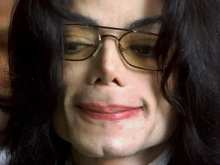 Er-war-Afroamerikaner-ein-Schwarzer-Man-munkelt-dass-Jacko-sich-kuenstlich-die-Haut-hatte-aufhellen-lassen