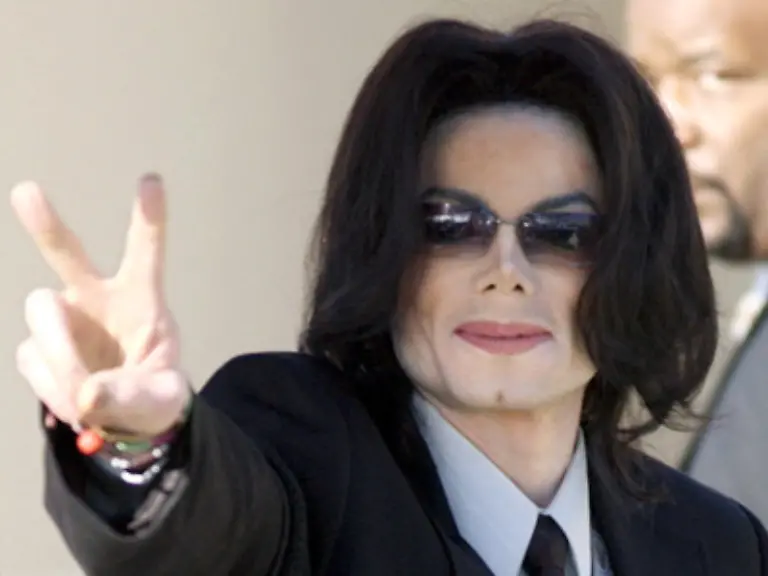 In-dem-Interview-gesteht-er-an-der-Hautkrankheit-Vitiligo-erkrankt-zu-sein-Die-Pigmentzellen-der-Haut-werden-zerstoert-und-die-Haut-hellt-sich-auf