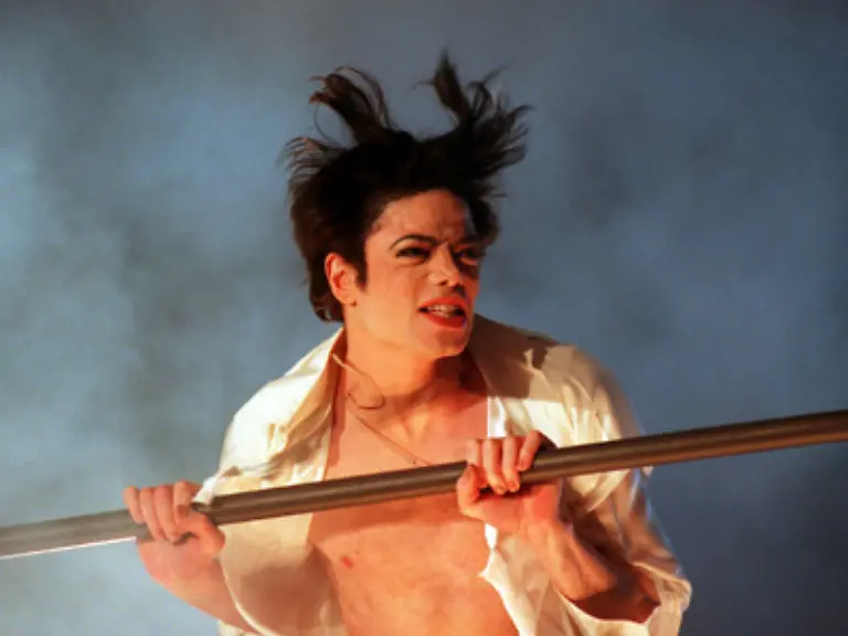 Die-Aufregung-um-sein-Aeusseres-taten-Jacksons-Erfolg-jedoch-keinen-Abbruch-Psychisch-wurde-der-Saenger-aber-zusehends-labiler