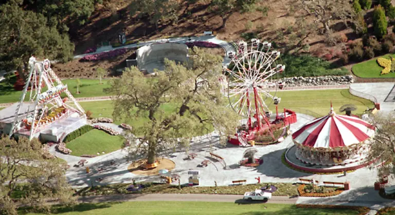 Zur-Ranch-gehoerten-ausserdem-ein-Vergnuegungspark-ein-Zoo-ein-Kino-und-Museen-Jackson-lud-Kinder-aus-sozial-schwachen-Familien-auf-die-Anlage-ein-um-ihnen-einen-schoenen-Tag-zu-ermoeglichen