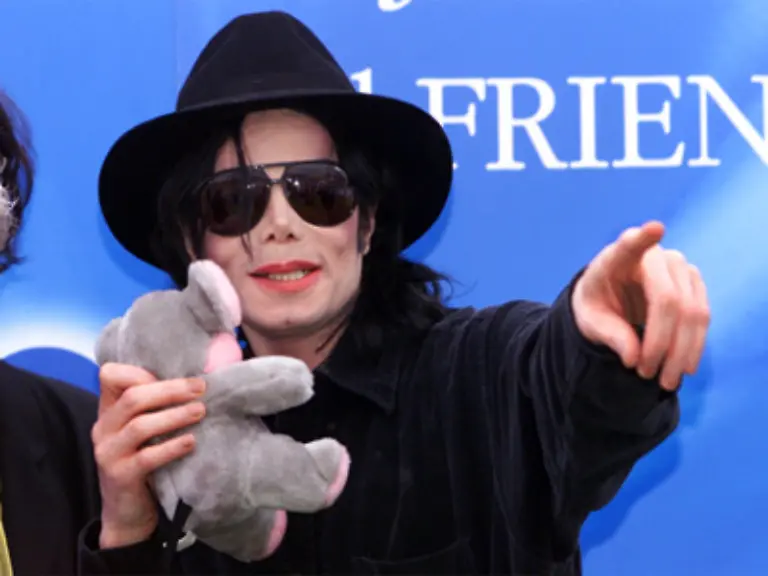 Anfang-der-90er-stellt-sich-die-Frage-wie-weit-Jacksons-Kinderliebe-wirklich-geht