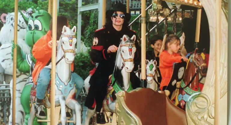 Es-ist-ein-offenes-Geheimnis-dass-der-Saenger-sich-oft-und-gerne-mit-Kindern-umgab-1993-erhebt-der-Vater-des-13-jaehrigen-Jordan-Chandler-den-Vorwurf-dass-Jackson-seinen-Sohn-missbraucht-habe