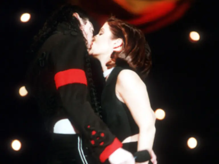 1994-heiratet-er-Lisa-Marie-Presley-die-Tochter-des-King-of-Rock-n-Roll-Boese-Zungen-behaupten-dass-die-Heirat-eine-reine-PR-Masche-ist-Hier-zu-sehen-ist-ihr-erster-oeffentliche-Kuss-waehrend-der-MTV-Awards
