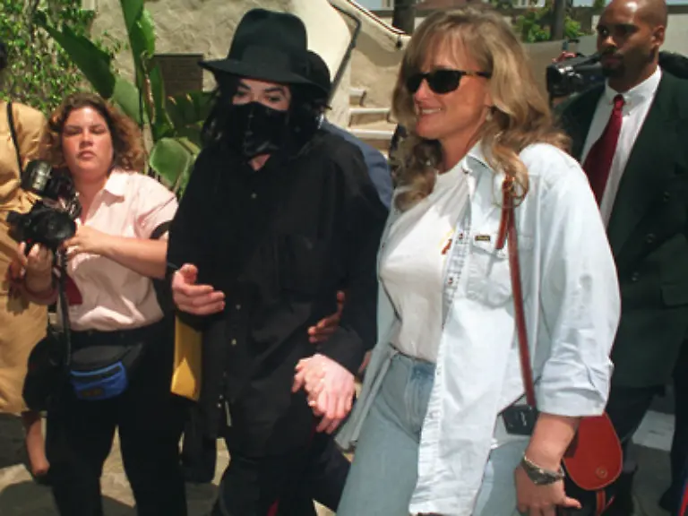 Als-es-mit-der-Musik-besser-klappt-hat-Michael-auch-wieder-ein-glueckliches-Haendchen-mit-den-Frauen-1996-heiratet-er-die-Krankenschwester-Debbie-Rowe-die-ihm-seine-Kinder-Prince-Michael-Jackson-Jr-und-Paris-Michael-Katherine-Patricia-Jackson-schenkt