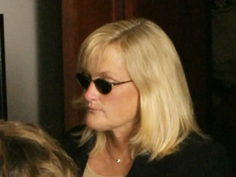 Nachdem-auch-diese-Ehe-scheitert-bekommt-Jackson-das-Sorgerecht-fuer-die-zwei-gemeinsamen-Kinder-und-sie-eine-Menge-Geld-zugesprochen-Eine-Art-Abfindung-fuer-einen-abgesprochenen-Deal-Der-Saenger-ist-nun-wieder-ledig-will-jedoch-weitere-Kinder