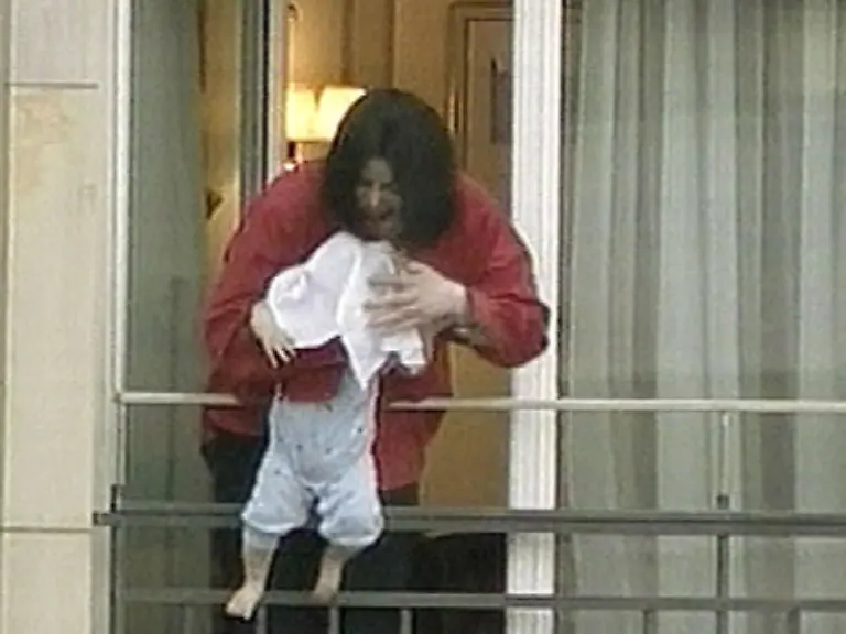 Sein-drittes-Kind-Prince-Michael-Jackson-II-wird-2002-geboren-Mutter-unbekannt-Mit-diesem-Foto-erlangt-das-neun-Monate-alte-Baby-eine-traurige-Beruehmheit-Jackson-haelt-sich-anlaesslich-der-Bambi-Verleihung-in-Berlin-auf