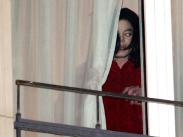 Er-haelt-zum-Schock-der-Oeffentlichkeit-das-Kind-ueber-einen-Balkon-des-fuenften-Stockwerkes-des-Hotels-Adlon