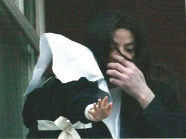 Seine-Zeigefreudigkeit-hat-nach-diesem-Vorfall-auch-wieder-ein-Ende-die-Kinder-werden-fortan-verschleiert