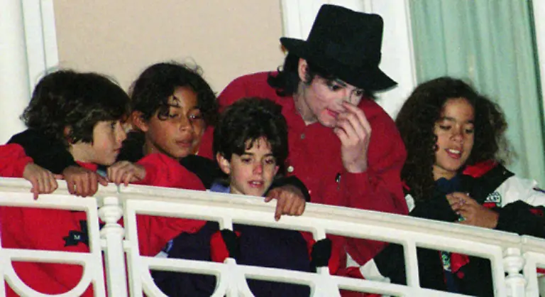 1999-wird-die-Strafprozessordnung-in-Kalifornien-geaendert-so-dass-ein-Missbrauchsverfahren-auch-ohne-Anklage-des-Opfers-eroeffnet-werden-kann