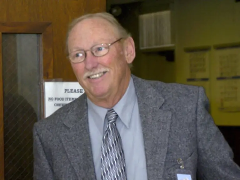 Die-Hassfigur-aller-Jacko-Fans-Tom-Sneddon-Staatsanwalt-von-Santa-Barbara-beschliesst-2003-erneute-Ermittlungen-gegen-Jackson-wegen-des-Verdachts-auf-Kindesmissbrauch-Schon-1993-war-er-bei-den-Ermittlungen-dabei