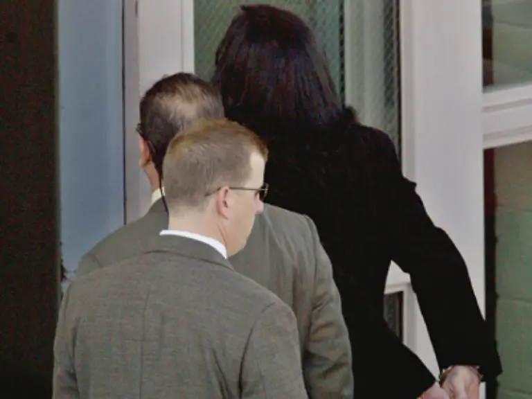 Im-November-2003-wird-Jackson-vor-laufender-Kamera-in-Handschellen-abgefuehrt-Gegen-eine-Kaution-von-drei-Millionen-Dollar-kommt-er-vorlaeufig-wieder-auf-freien-Fuss-Eine-unglaubliche-Schlammschlacht-beginnt