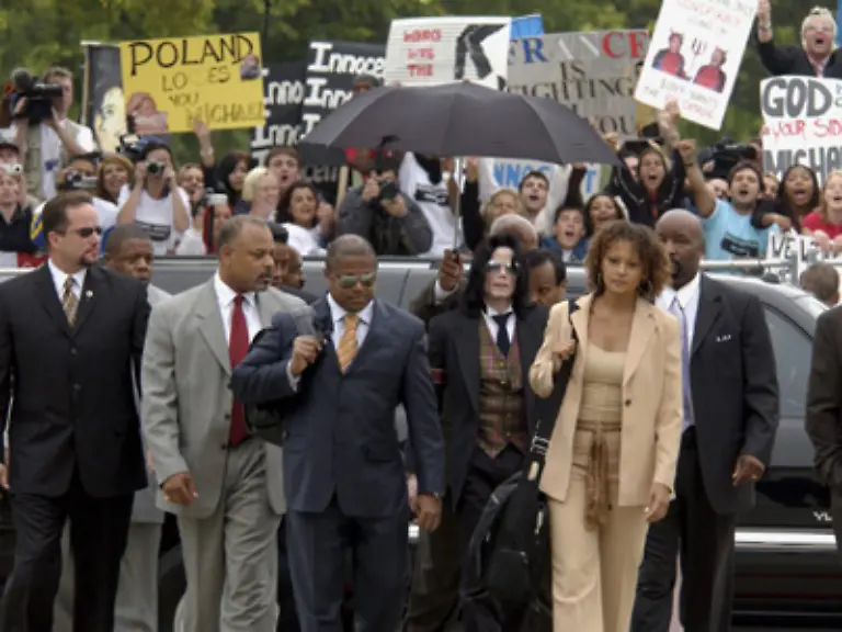 2005-beginnt-die-Hauptverhandlung-gegen-den-Saenger-Der-Prozess-findet-unter-Ausschluss-der-Oeffentlichkeit-statt-Zu-sehen-ist-immer-das-gleiche-Bild-Jackson-umringt-von-Bodyguards-und-Fans-auf-dem-Weg-zum-Verhandlungssaal