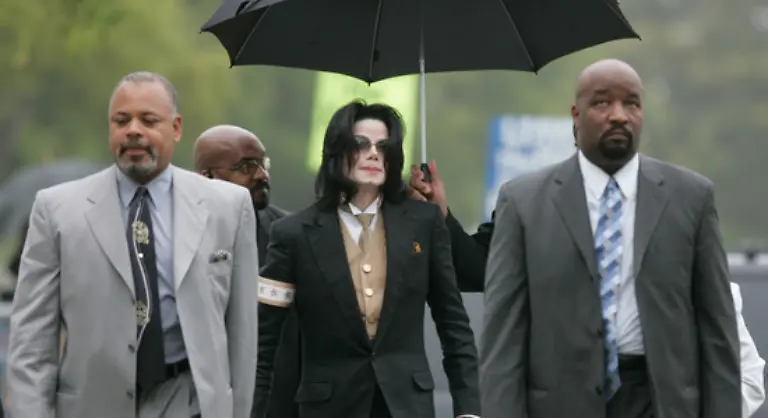 Das-was-an-die-Oeffentlichkeit-dringt-laesst-an-Jackos-psychischer-Stabilitaet-zweifeln-Einmal-soll-er-im-Schlafanzug-erschienen-sein-ein-anderes-Mal-soll-er-um-eine-Vertagung-aufgrund-eines-Spinnenbisses-in-den-Zeh-gebeten-haben