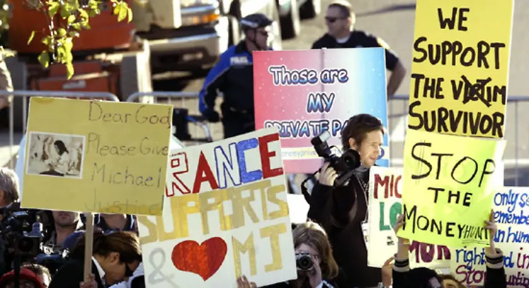 Als-Michael-am-30-April-2005-offiziell-in-10-Punkten-angeklagt-wird-stehen-seine-Fans-voll-hinter-ihm