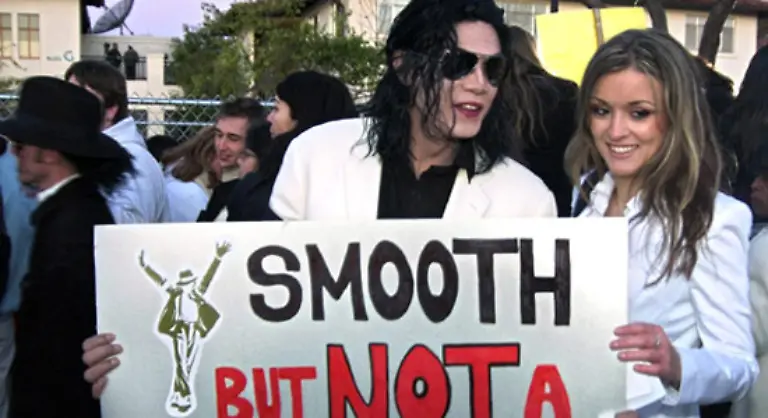 Smooth-but-not-a-criminal-Dem-Richterspruch-zufolge-haben-diese-Fans-recht-Jackson-wird-am-13-Juni-2005-in-allen-Anklagepunkten-freigesprochen