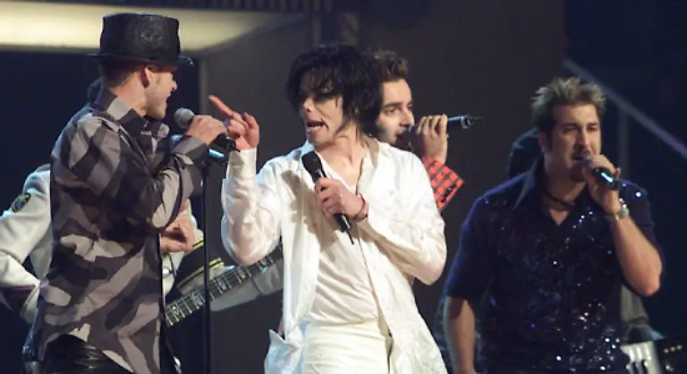 Er-ist-der-King-of-Pop-hier-mit-NSYNC-und-Justin-Timberlake-im-Sangesduell