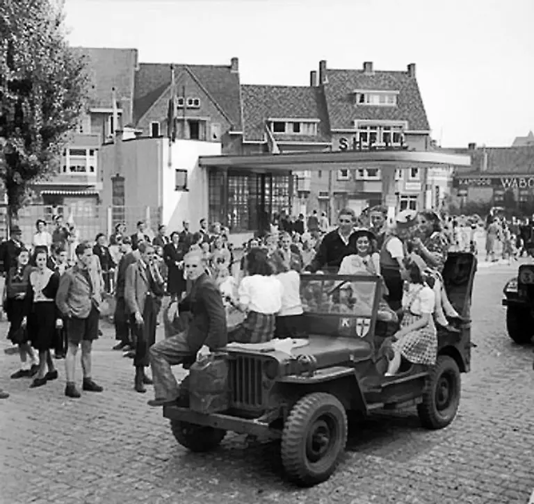 05b-Dutch-civilians-ride-on-a-jeep-during-the-advance-towards-Nijmegen