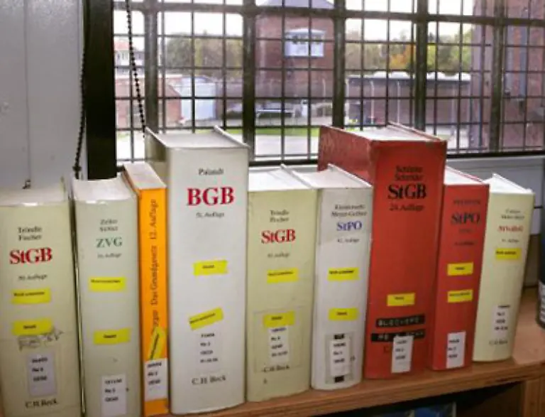 Und-damals-gab-es-weder-ein-Buergerliches-Gesetzbuch-noch-eine-Strassenverkehrsordnung-geschweige-denn-solch-segensreiche-Texte-wie-das-Verbraucherkredit-oder-Fernabsatzgesetz