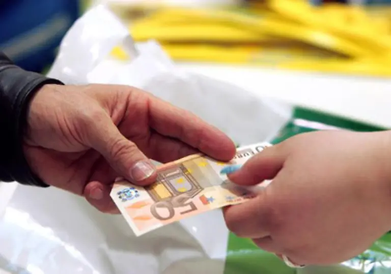 Ob-reduziert-oder-nicht-mangelhafte-Ware-muss-der-Verkaeufer-zuruecknehmen-und-das-Geld-erstatten-Wenn-Ihnen-nur-die-Farbe-oder-Groesse-nicht-gefallen-gibt-es-aber-kein-Recht-auf-Umtausch