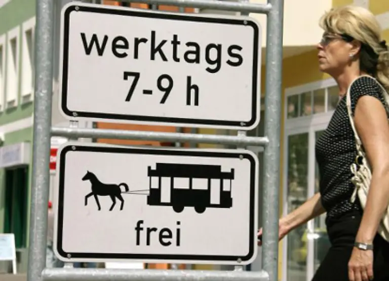 Und-deshalb-brauchen-Sie-werktaegliche-Halteverbote-und-Tempolimits-samstags-nicht-beachten-ja-Nix-da-Auch-wenn-Ihr-Wochenende-schon-Freitag-nachmittag-anfaengt-Im-Verkehrsrecht-wird-nur-zwischen-Werktag-Sonn-und-Feiertag-unterschieden