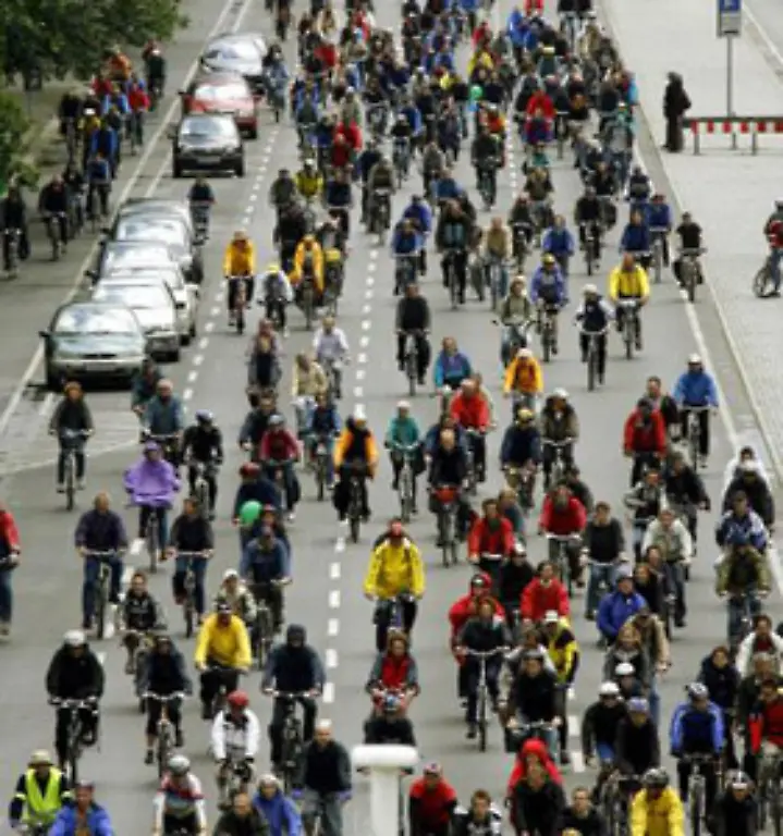 22-Radfahrer-duerfen-nicht-auf-der-Strasse-fahren-wenn-es-einen-Radweg-gibt