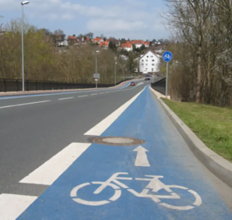 Nein-werte-Autofahrer-so-einfach-ist-das-nicht-Grundsaetzlich-sollen-Radfahrer-nur-solche-Radwege-nutzen-die-mit-einem-blauen-Schild-gekennzeichnet-sind-Wenn-diese-aber-zu-schmal-1-50-m-oder-zu-holprig-sind-koennen-Radler-auch-auf-die-Strasse-ausweichen
