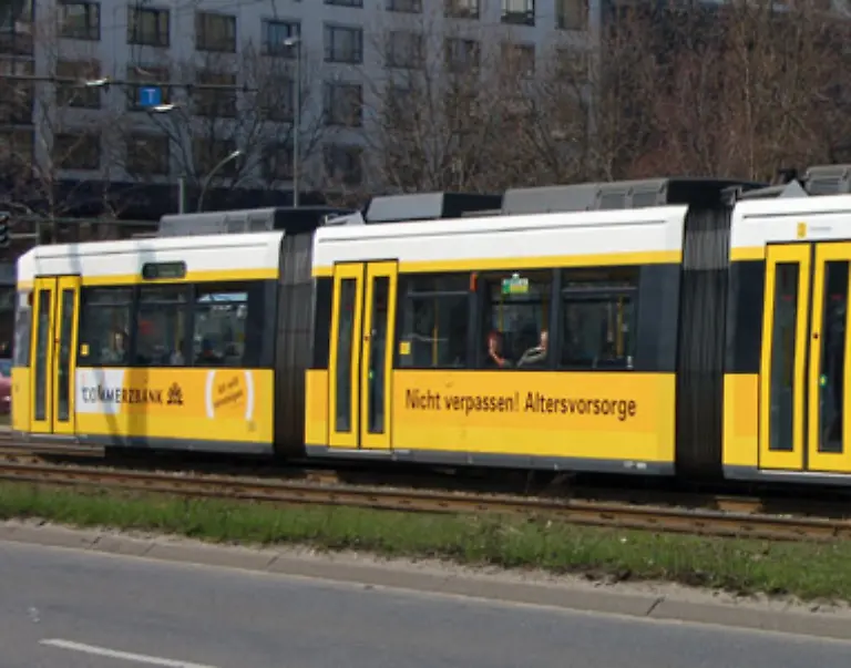 23-Die-Strassenbahn-hat-immer-Vorfahrt