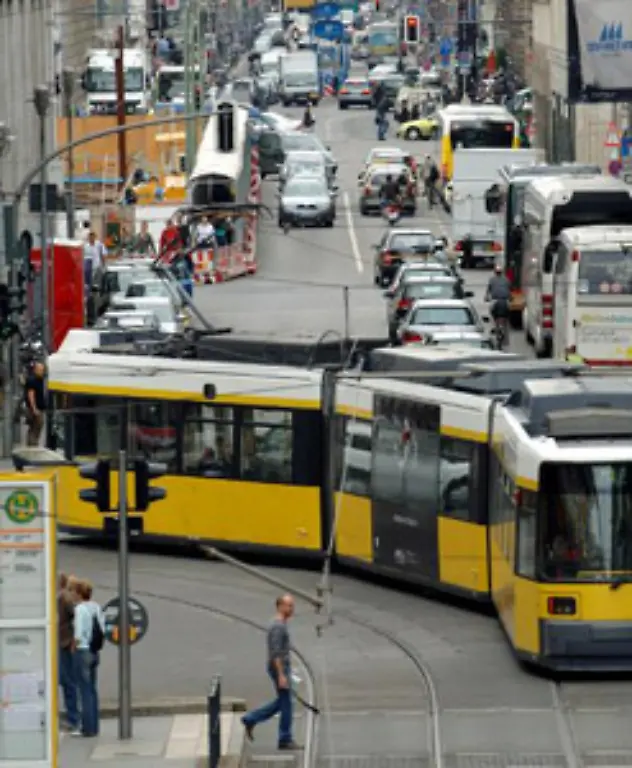 In-Deutschland-nicht-Waehrend-Strassenbahnen-im-Ausland-oft-eingebaute-Vorfahrt-haben-gilt-hierzulande-rechts-vor-links-Zumindest-solange-kein-Schild-auf-anderes-hinweist