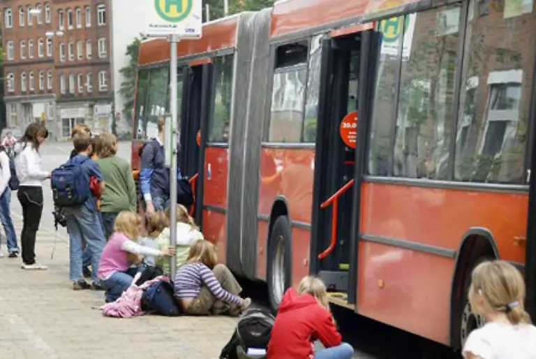 Nein-Das-Ueberholverbot-gilt-nur-waehrend-der-Bus-die-Haltestelle-mit-Warnblinklicht-anfaehrt-Am-stehenden-Bus-duerfen-Sie-vorbeifahren-allerdings-nur-in-Schrittgeschwindigkeit-und-mit-gebuehrendem-Abstand