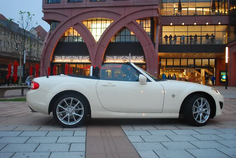 Mazda-MX5-06-10-2009-18-25-09