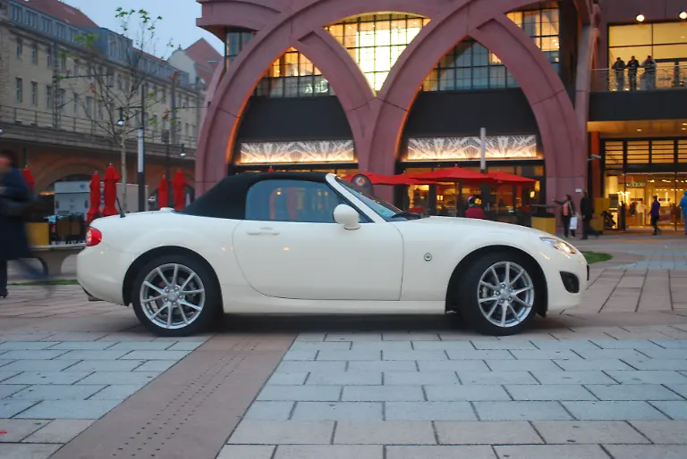 Mazda-MX5-06-10-2009-18-24-12