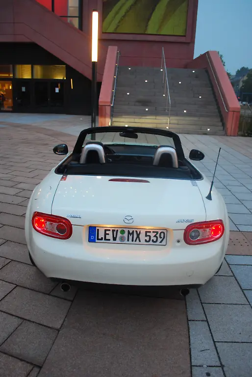 Mazda-MX5-06-10-2009-18-25-43