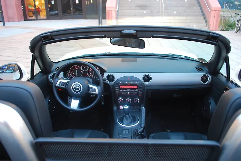 Mazda-MX5-06-10-2009-18-26-00