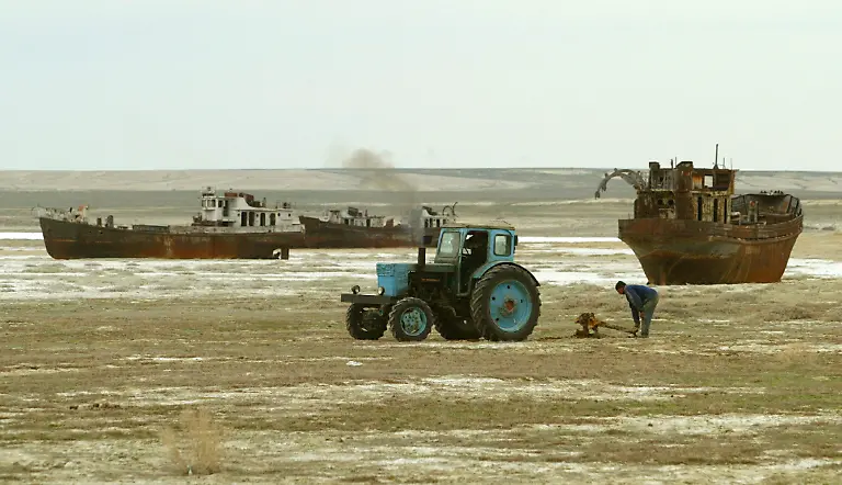 aralsee-traktor-schiffe