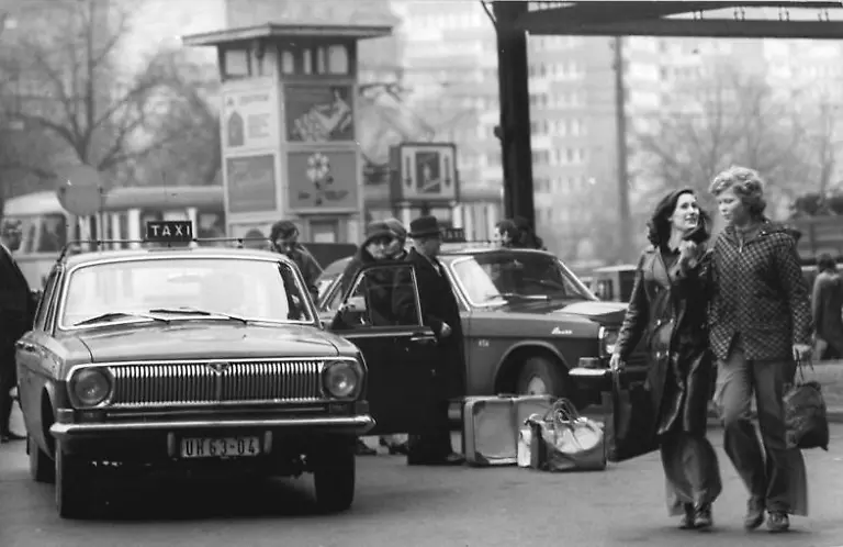 18b-Wolga-GAZ-24-1974-c-Kluge-Wolfgang-Deutsches-Bundesarchiv-German-Federal-Archive-Wikmedia-Commons