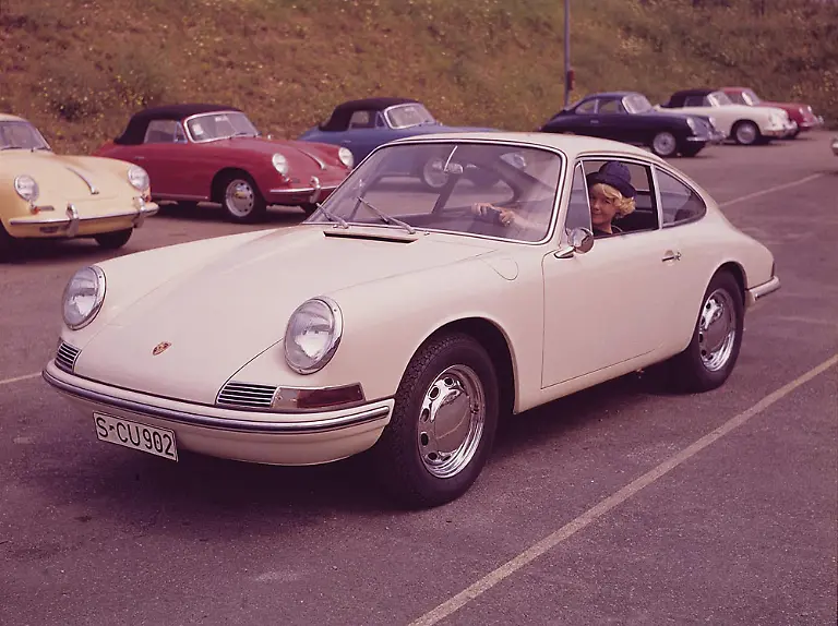 32b-Das-Porsche-911-2-0-Coupe-ging-1964-in-Produktion-Die-Modelle-356-C-im-Hintergrund-wurden-noch-bis-1965-gefertigt